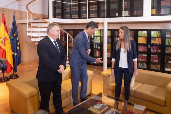 Archivo - (I-D) El secretario de Organización del Partido Socialista, Santos Cerdán y el presidente del Gobierno en funciones, Pedro Sánchez, reciben a la diputada de Junts, Miriam Nogueras, durante su ronda de contactos, a 13 octubre de 2023, en Madrid
