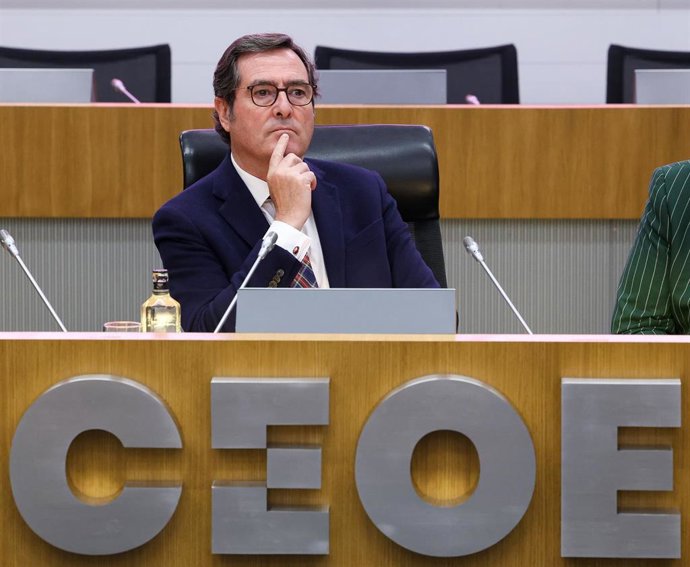 El presidente de la CEOE, Antonio Garamendi, durante la inauguración de la jornada '¿Cómo afecta la presión normativa, económica, fiscal y laboral a las empresas?', a 12 de diciembre de 2023, en Madrid (España). 