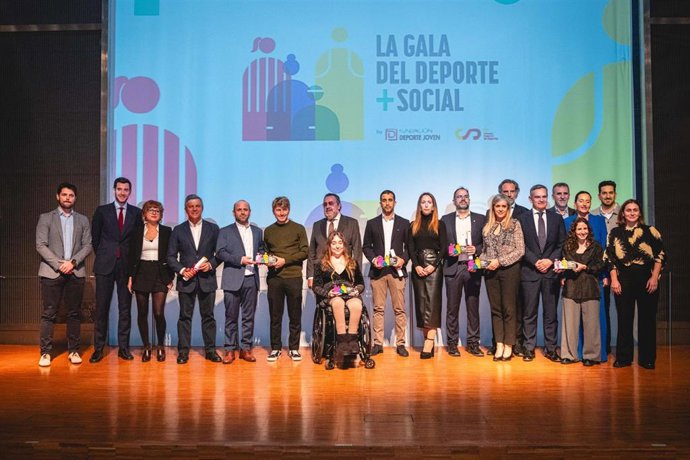 Foto de familia de los premios en la Gala del Deporte + Social de la Fundación Deporte Joven