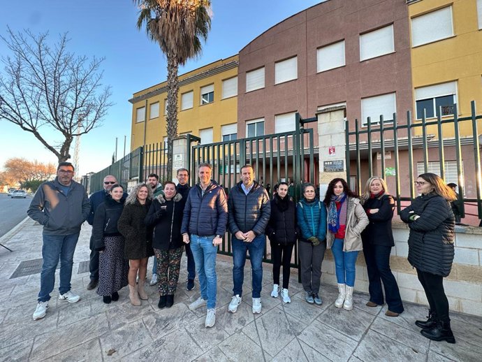 El alcalde de Mollina, Eugenio Sevillano, y el diputado provincial del PSOE, Manuel Lara, frente al instituto público Las Viñas.