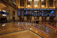 El Ibex 35 mantiene la subida del 1,2% en la media sesión, a la espera del BCE y tras la Fed