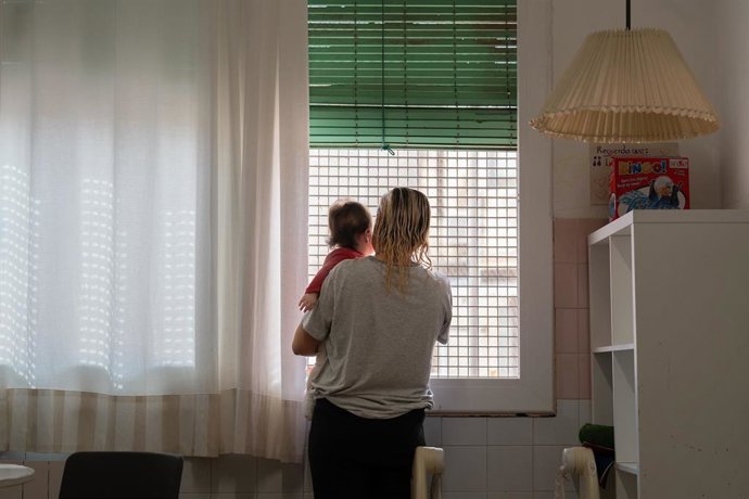 Una mujer con su hija, en la cárcel de mujeres de Wad-Ras, a 16 de noviembre de 2023, en Barcelona, Catalunya (España).