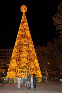 El Árbol De Lotería De Navidad Se Ubica En La Sede Central De Cruz Roja Con Motivo Del Centenario De La Colaboración Entre Ambas Entidades