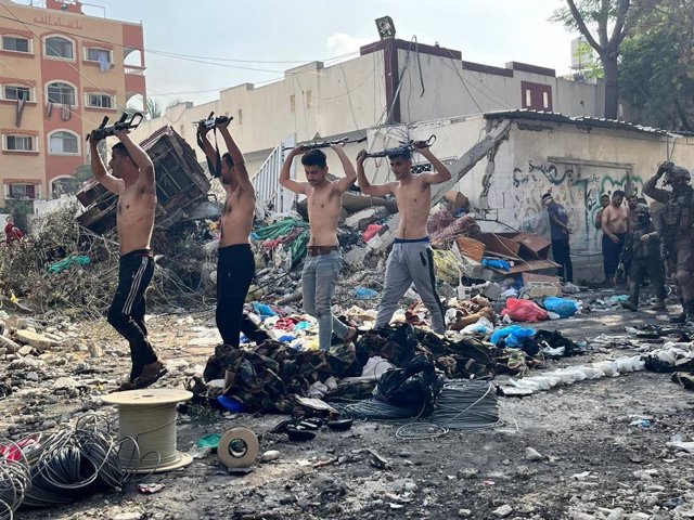 Palestinos sin camiseta y sujetando armas por encima de su cabeza en una fotografía facilitada por el Ejército de Israel tras el asalto contra el Hospital Kamel Aduan, en el norte de la Franja de Gaza