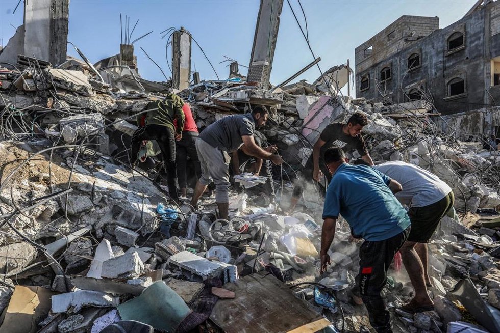 Archivo - Un grupo de palestinos en una vivienda destruida por un ataque del Ejército de Israel en la ciudad de Rafá, en el sur de la Franja de Gaza y en la frontera con Egipto