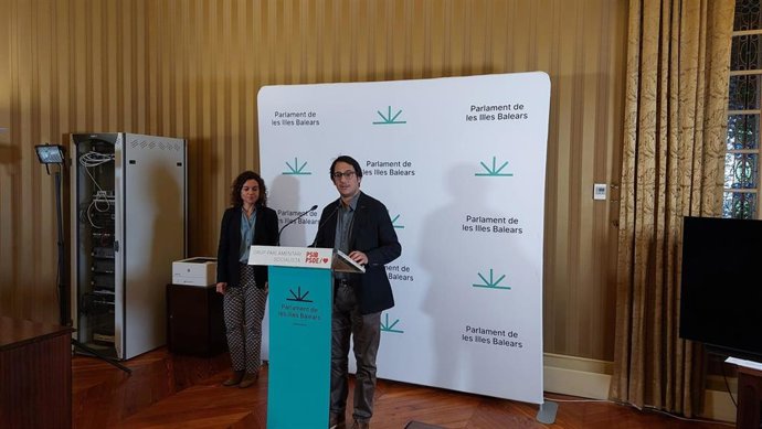 Los portavoces del PSIB en el Parlament, Iago Negueruela, y en el Ayuntamiento de Palma, Rosario Sánchez, en rueda de prensa.