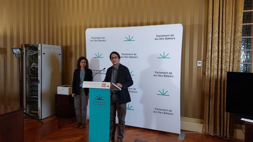 Los portavoces del PSIB en el Parlament, Iago Negueruela, y en el Ayuntamiento de Palma, Rosario Sánchez, en rueda de prensa.