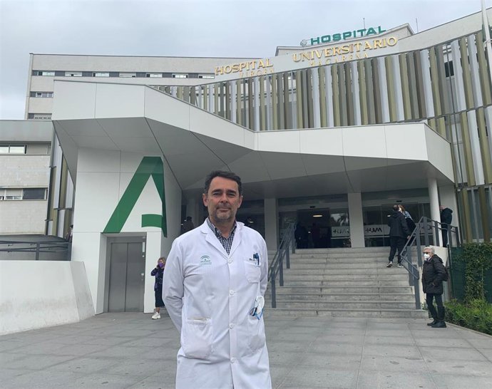 Archivo - El doctor Luis Castilla, del Hospital Macarena, nuevo coordinador del grupo de trabajo de riesgo vascular de la Sociedad Española de Medicina Interna (SEMI).
