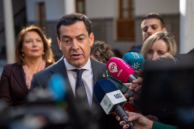 El presidente de la Junta de Andalucía, Juanma Moreno, durante su intervención en la sesión de Control al Gobierno en la segunda jornada del Pleno del Parlamento andaluz en Sevilla (Andalucía, España)