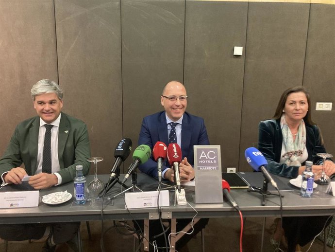 Luis Martínez-Íñiguez (i), Francisco Javier de Frutos y Raquel González, durante la rueda de prensa de hoy.