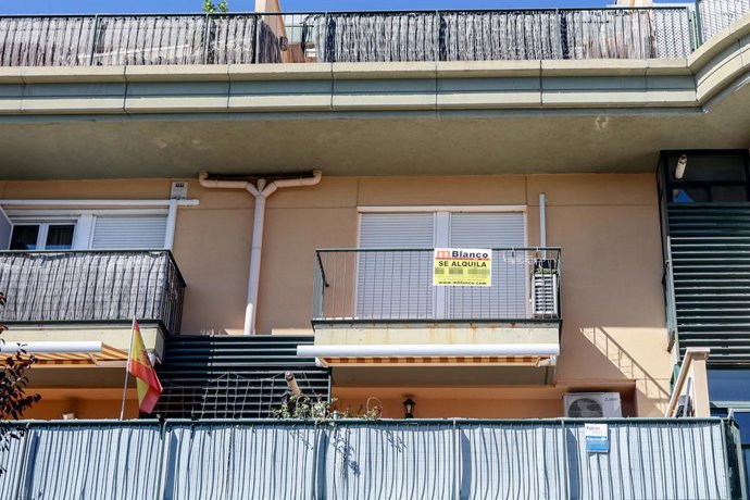 Archivo - Un balcó amb un anunci de lloguer d'un habitatge