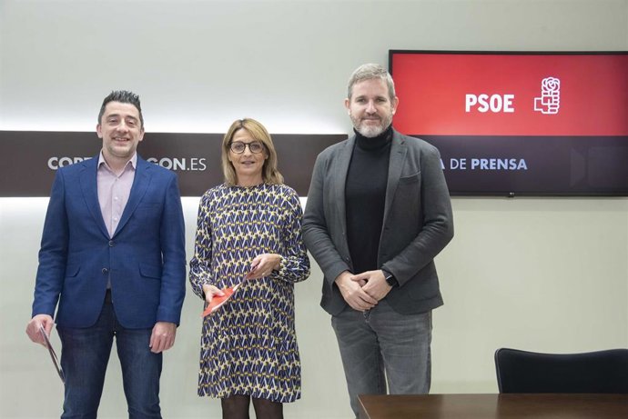Los diputados del PSOE Pilimar Zamora, Ignacio Urquizu e Iván Carpi.