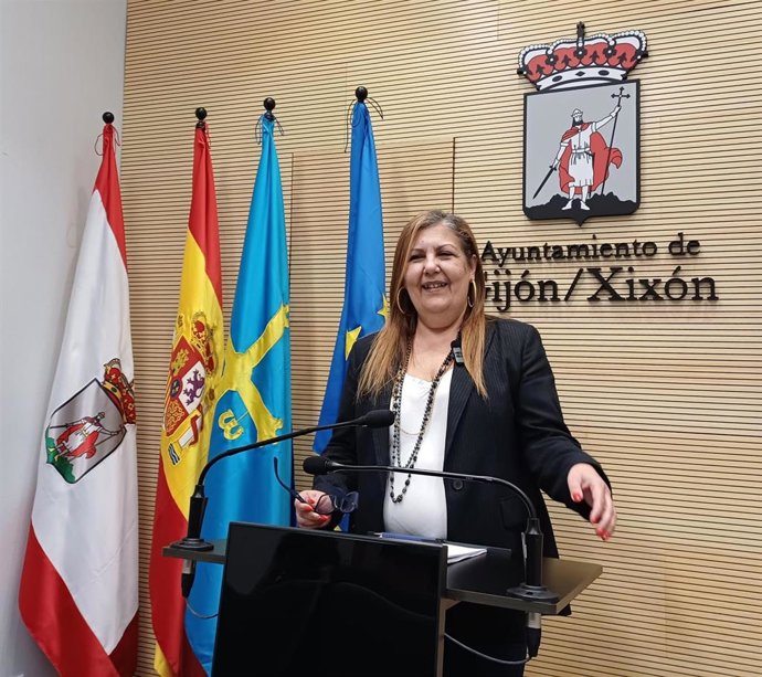 La concejala del Grupo Municipal Socialista del Ayuntamiento de Gijón Marina Pineda, en rueda de prensa en el Consistorio gijonés.