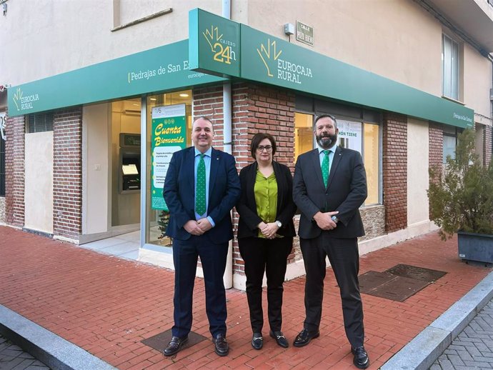 Antonio Pérez Romera (I), Director Territorial De Eurocaja Rural En Cyl; Eva Villafañez García, Directora De La Oficina Y El Director De La Red Comercial, Carlos Martín-Salas.