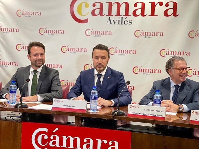 Álvaro Queipo visita la Cámara de Comercio de Avilés.