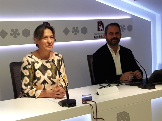 La alcaldesa de Guadalajara, Ana Guarinos, y el concejal de Ferias, Francisco López