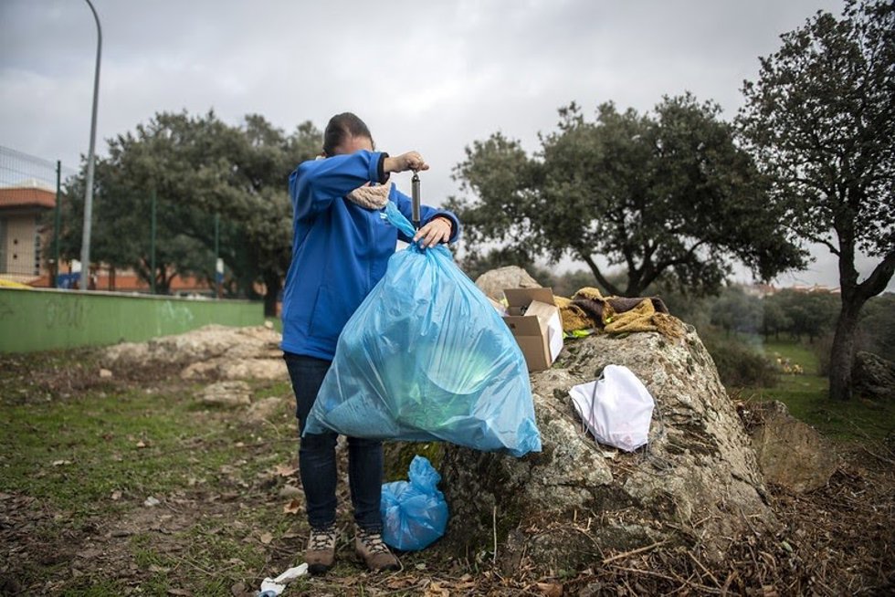 Persona voluntaria de la campaña 1m2 por el campo, los bosques y el monte del Proyecto Libera, de SEO/Birdlife en alianza con Ecoembes para retirar basuraleza