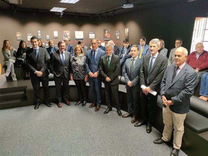 Autoridades e invitados en la inauguración del Centro de Educación Financiera de Salamanca del Proyecto Edufinet de Unicaja