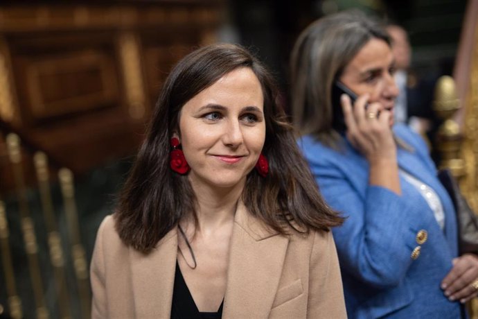 La secretaria general de Podemos, Ione Belarra, durante una sesión plenaria, en el Congreso de los Diputados, a 28 de noviembre de 2023, en Madrid (España).