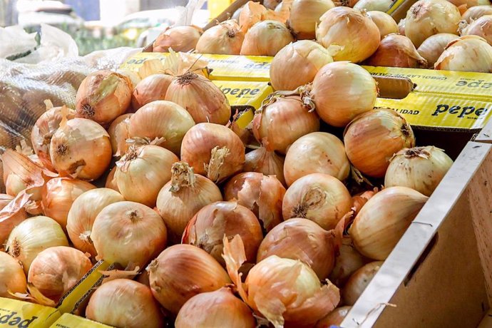 Archivo - Un puesto de cebollas en un mercadillo al aire libre.