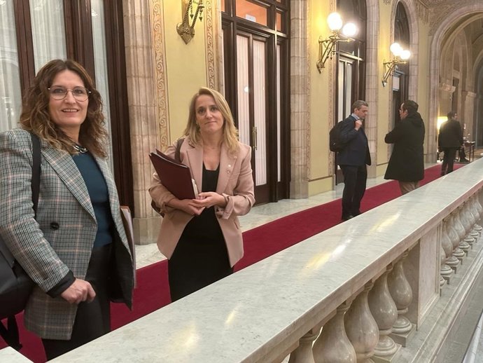 La consellera de Presidencia, Laura Vilagr, y la de Economía, Natlia Mas, a la salida de la reunión con Junts sobre el proyecto de Presupuestos de 2024