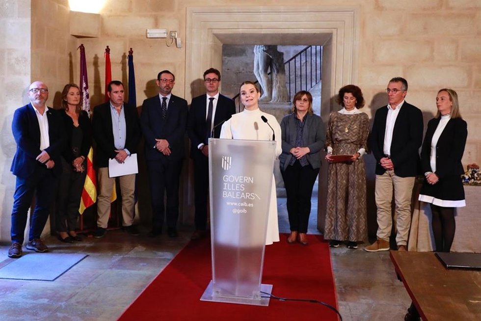 La presidenta del Govern, Marga Prohens, en declaraciones a los medios en Consolat de Mar.