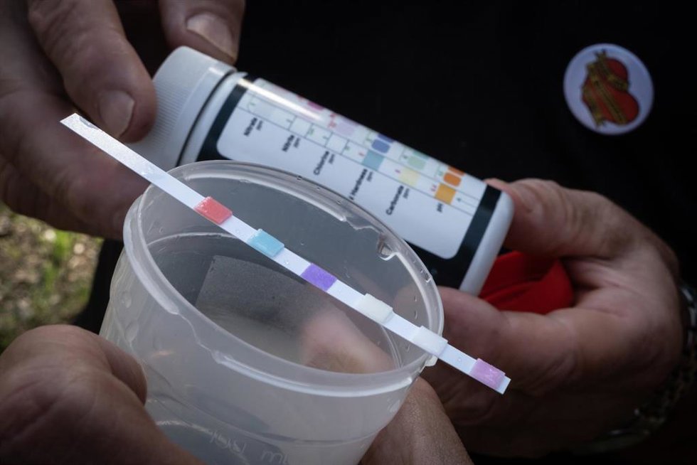 Archivo - Kit para medir la contaminación en el agua, de Greenpeace y la coordinadora estatal Stop Ganadería Industrial