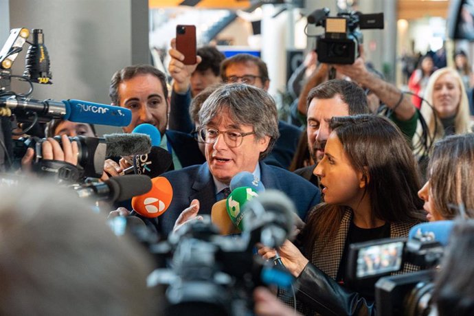 El expresidente de la Generalitat Carles Puigdemont atiende a medios a su llegada al Parlamento Europeo, a 13 de diciembre de 2023, en Estrasburgo (Francia). 