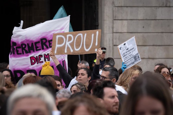 Sanitaris amb cartells participen en una manifestació contra el preacord de l'Institut Catal de la Salut (ICS) en una imatge d'arxiu.