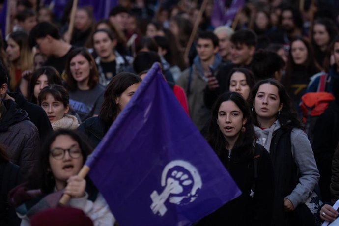 Participantes en la manifestación de Barcelona por la huelga feminista de estudiantes de este jueves