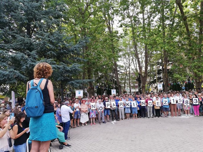 Archivo - Foto de archivo de una concentración contra el proyecto de parking de la calle Sangüesa.