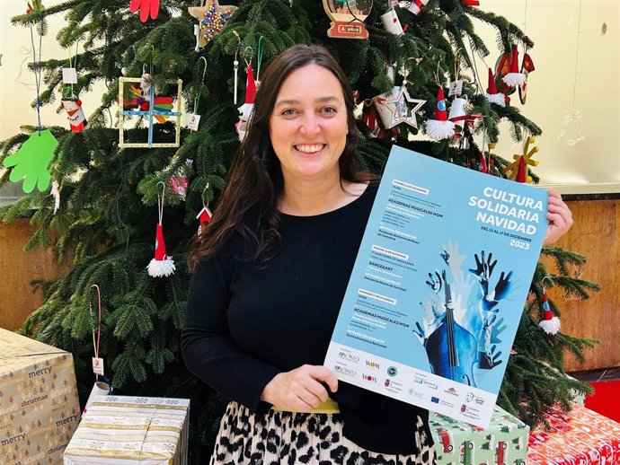 La concejala de Cultura, Noemí Méndez, con el cartel