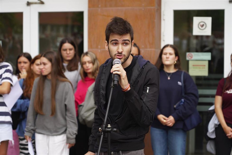 Archivo - El presidente del Consejo de Estudiantes de la Universidad de La Rioja, Ramón Sánchez, durante una concentración convocada por la UR 