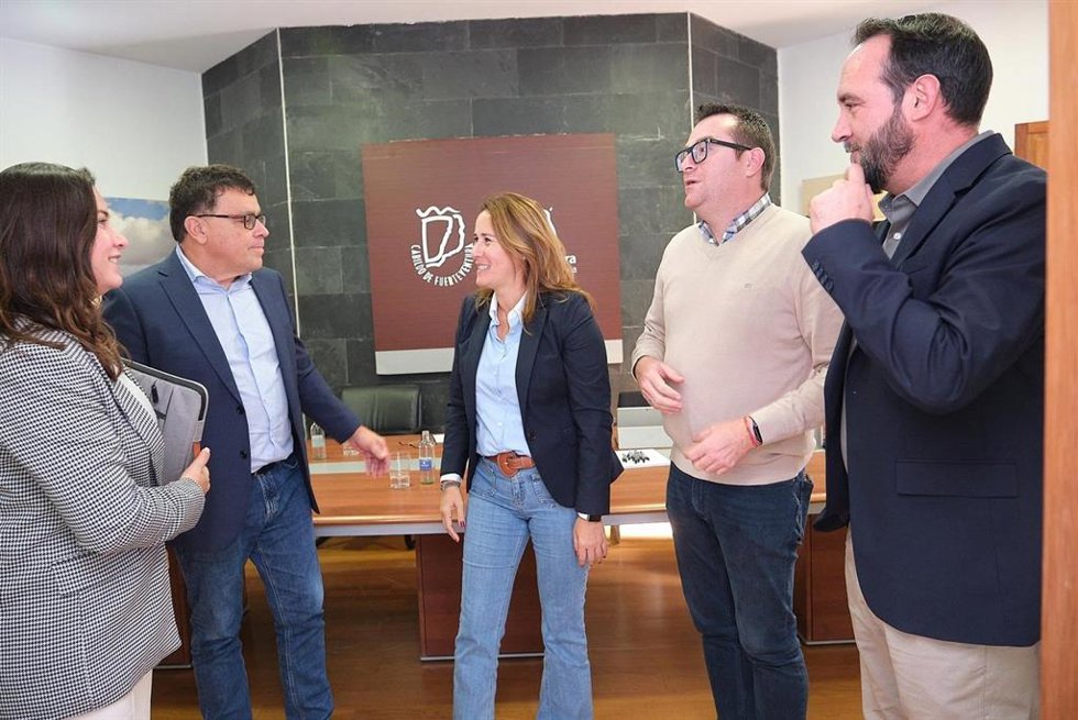El consejero de Política Territorial, Cohesión Territorial y Aguas del Gobierno de Canarias, Manuel Miranda, con la presidenta del Cabildo de Fuerteventura
