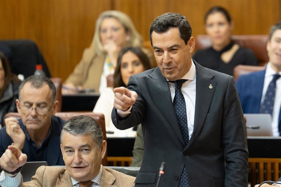El presidente de la Junta de Andalucía, Juanma Moreno, durante su intervención en la sesión de Control al Gobierno en la segunda jornada del Pleno del Parlamento andaluz, a 14 de diciembre 2023, en Sevilla (Andalucía, España). Sesión de Control al Gobie