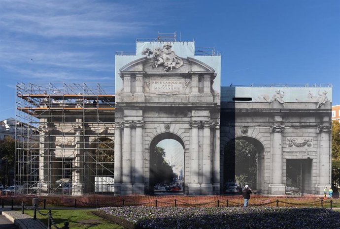 Vista de la Puerta de Alcalá el día en el que se inicia la retirada de la lona