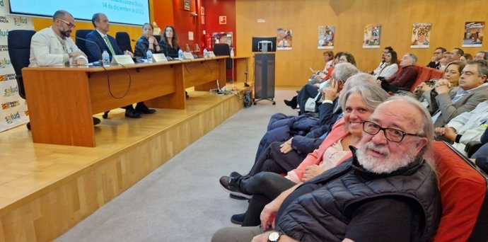 El consejero de Sanidad, José Luis Bancalero, ha inaugurado la jornada celebrada en el Clínico. En primer plano, Luis Marco, primer paciente que recibió un trasplante hepático en Aragón