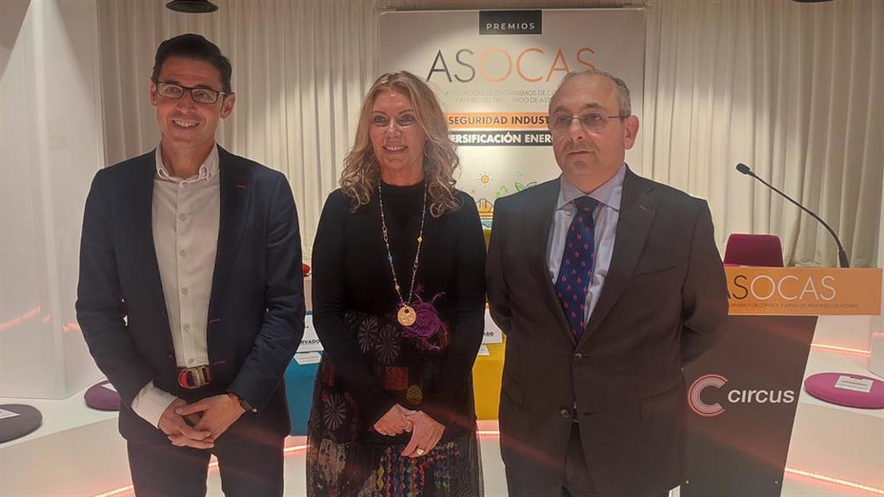 El director de desarrollo y ejecución de proyectos de hidrógeno de EDP Renovables, Rafael Cabañeros, la presidenta de Asocas, Carmen Prado, y el consejero delegado de Ascensores Tresa, Pedro Ortea.