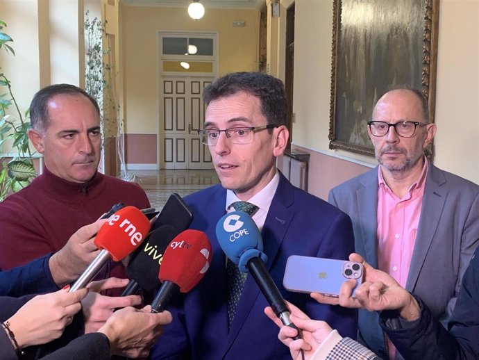 El portavoz del Grupo Municipal Socialista en el Ayuntamiento de Valladolid, Pedro Herrero, atiende a los medios de comunicación tras la reunión con el alcalde de la ciudad, Jesús Julio Carnero.