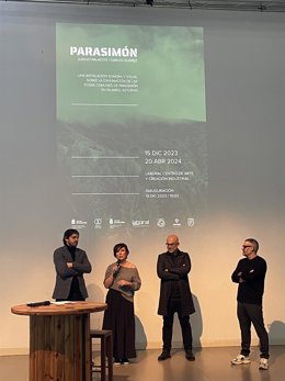 Presentación de la exposición 'Parasimón', una instalación de Juanjo Palacios y Carlos Suárez sobre la exhumación de las fosas comunes.