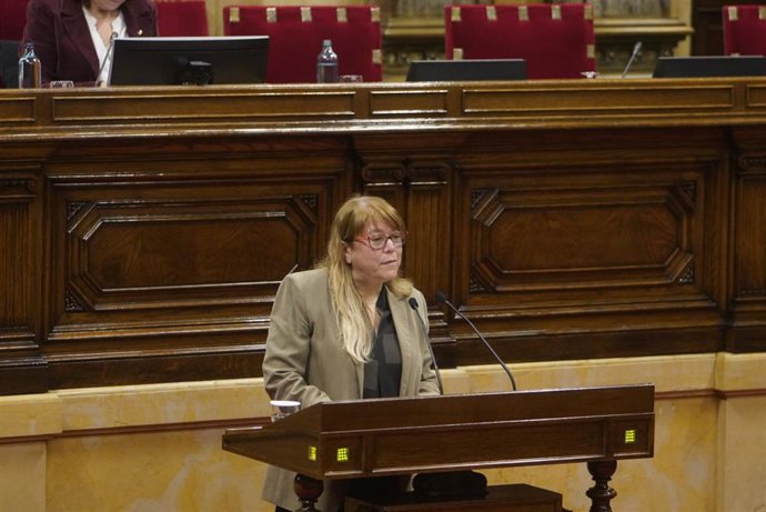 La consellera de Cultura de la Generalitat, Natlia Garriga, defiende en el pleno del Parlament el Proyecto de ley del Institut de la Filmoteca de Catalunya