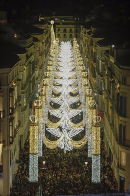 Cientos de personas asisten al encendido de las luces de Navidad en la calle Larios en una imagen de archivo 