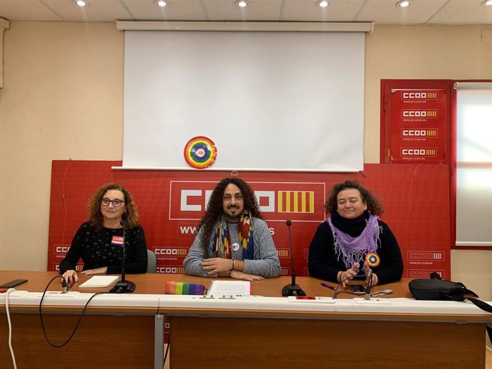 (I-D) La Secretaria General De La FE CC.OO, Xelo Valls; El Docente Agredido Y La Representante Del Espacio LGTBI De La FE CC.OO, Isabel Descal, En Rueda De Prensa En La Sede De CC.OO De Valncia