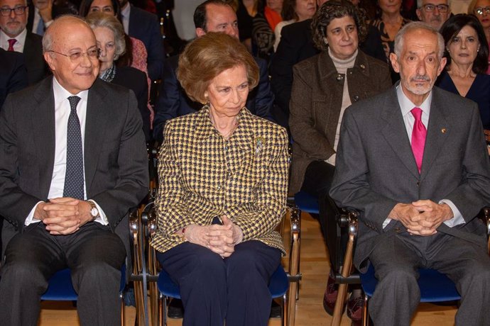 La Reina Sofía y Manuel Barrós (d) durante el acto de presentación del Proyecto sobre la ELA “Manolo Barrós” en el Auditorio Fundación CIEN, a 14 de diciembre de 2023, en Madrid (España).
