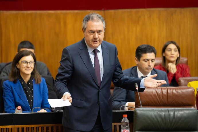 El secretario general del PSOE de Andalucía y Portavoz del Grupo Parlamentario Socialista, Juan Espadas, durante su intervención en la sesión de control al Gobierno en la segunda jornada del Pleno del Parlamento andaluz, a 14 de diciembre 2023, en Sevil