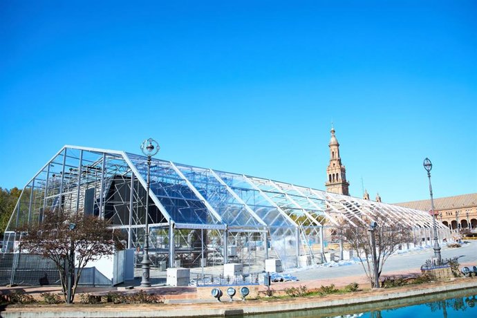 Archivo - Última carpa montada en la Plaza de España de Sevilla.