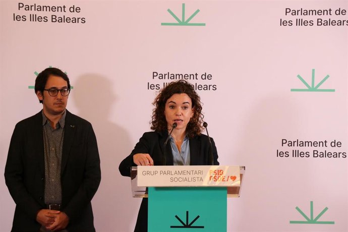 La portavoz del PSIB en el Ayuntamiento de Palma, Rosario Sánchez, comparece en el Parlament, junto al portavoz del PSIB en la cámara autonómica, Iago Negueruela.