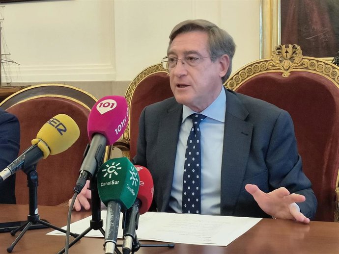 El presidente del Puerto de Sevilla, Rafael Carmona, en la rueda de prensa tras el Consejo de Administración.