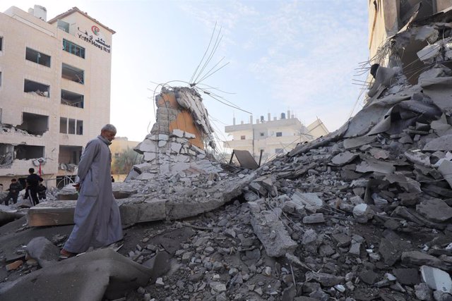 Edificios destruidos por un bombardeo del Ejército de Israel contra Deir al Balá, en el centro de la Franja de Gaza