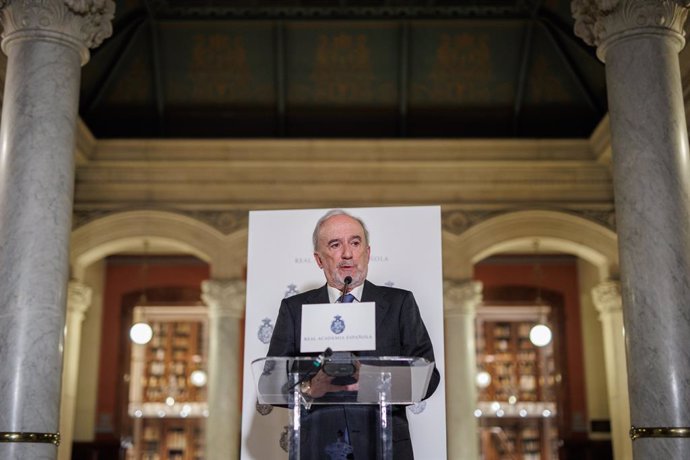 Archivo - El director de la Real Academia Española (RAE), Santiago Muñoz Machado, comparece tras un pleno en la Real Academia Española (RAE), a 9 de marzo de 2023, en Madrid (España). El pleno de hoy de la Real Academia Española (RAE) se centra hoy en l